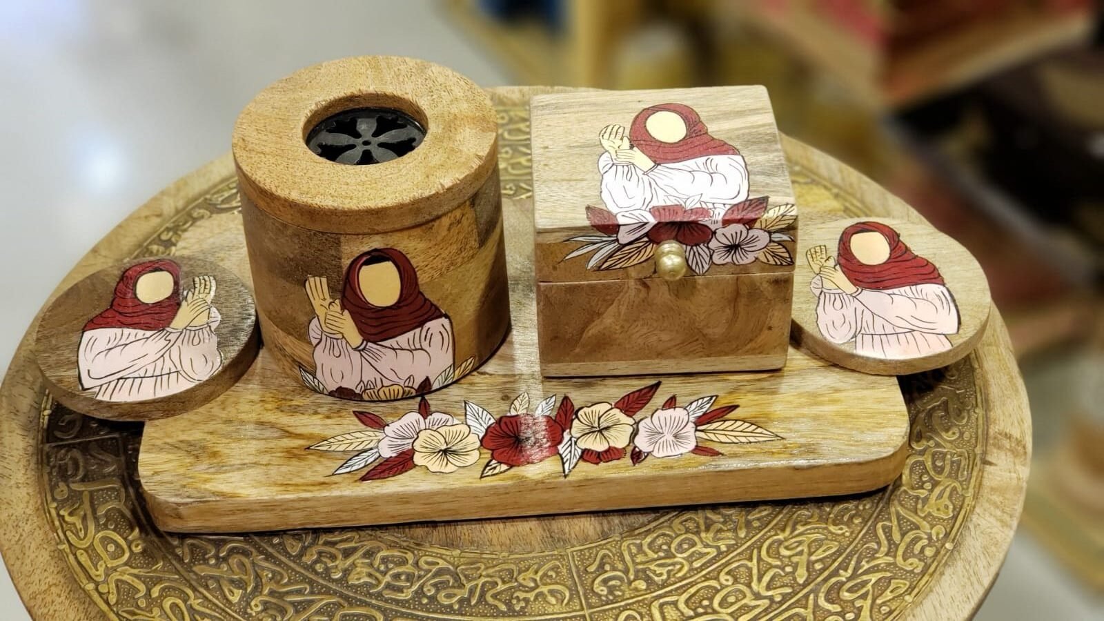 طقم فاخر مرسوم يدويًا مميز